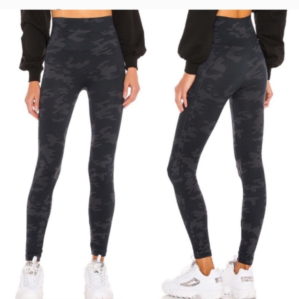 NWT SPANX Look At Me Now Leggings Sz Medium 6-8 In Black Camo Seamless